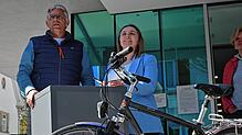 Michael Moser und Jasmin Muffler versteigern am Torhaus in Überlingen etwa 30 Fahrräder. Auch andere Gegenstände wie Schmuck, Uhren oder ...