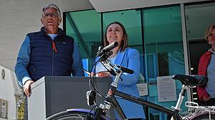Michael Moser und Jasmin Muffler versteigern am Torhaus in Überlingen etwa 30 Fahrräder. Auch andere Gegenstände wie Schmuck, Uhren oder ...