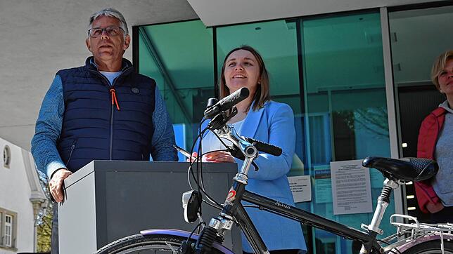 Michael Moser und Jasmin Muffler versteigern am Torhaus in Überlingen etwa 30 Fahrräder. Auch andere Gegenstände wie Schmuck, Uhren oder ...