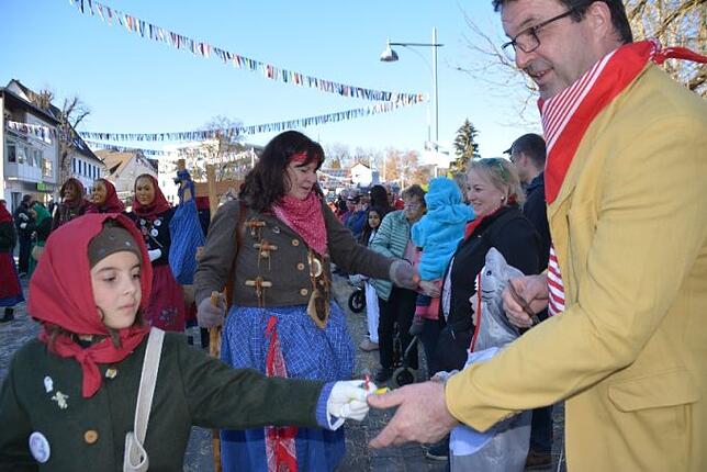 Bild 24: Bilder vom Narrentreffen der Urviecher-Zunft Bad Dürrheim: Großer Festumzug (5)