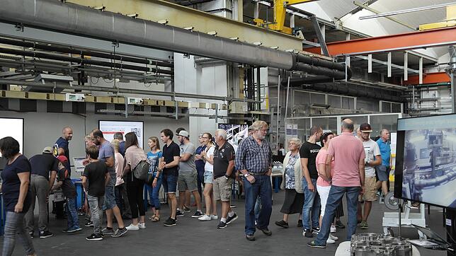 Blick hinter die Kulissen beim Rolls-Royce-Familientag: Im Werk 2 in Manzell gab es eine Ausstellung zu den MTU-Systemen und Motoren.