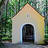 Auf der Strecke bietet sich ein Abstecher zur St.-Verena-Kapelle an. Sie liegt am Waldrand bei Engelswies.