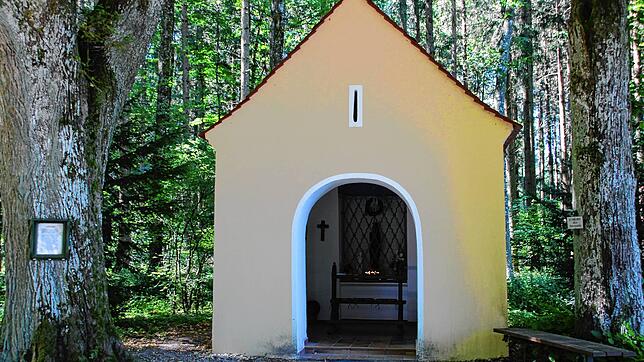 Auf der Strecke bietet sich ein Abstecher zur St.-Verena-Kapelle an. Sie liegt am Waldrand bei Engelswies.
