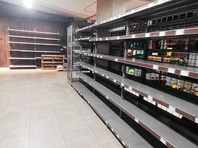 In vielen Geschäften sind die Regale in der Ukraine mittlerweile fast leer. Auch in den Apotheken gebe es kaum noch Medikamente.
