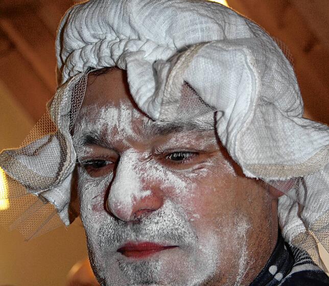 Der Todtmooser Bürgermeister Marcel Schneider bekam beim Rathaussturm eine weiße Mütze verpasst und mußte traditionell ins Mehl blasen.