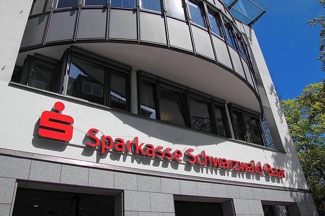 Die Sparkasse Schwarzwald-Baar – hier das Gebäude in der Paradiesgasse – beschäftigte im vergangenen Jahr 596 Mitarbeiter, ...
