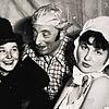 Nelly (rechts) hat sich auf diesem Bild für die Fastnacht zurechtgemacht. Das Foto entstand im Jahr 1953.