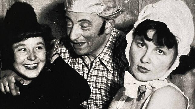 Nelly (rechts) hat sich auf diesem Bild für die Fastnacht zurechtgemacht. Das Foto entstand im Jahr 1953.