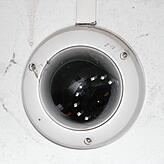Die Kamera im Treppenhaus am Max-Rieple-Platz.