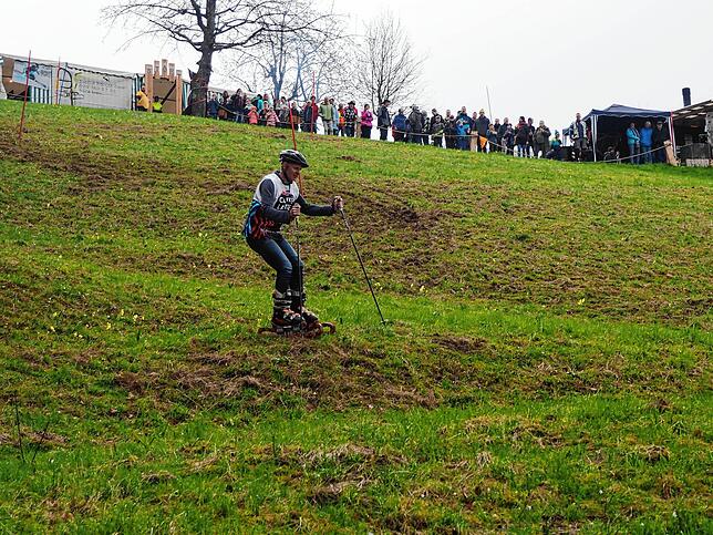 Vom Startraum aus verfolgt das Publikum das Geschehen auf der Wiese.