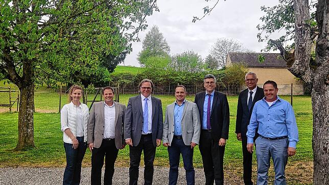 Regierungspräsident Carsten Gabbert zu Besuch im östlichen Teil des Landkreises (von links): die Bürgermeister Marion Frei ...