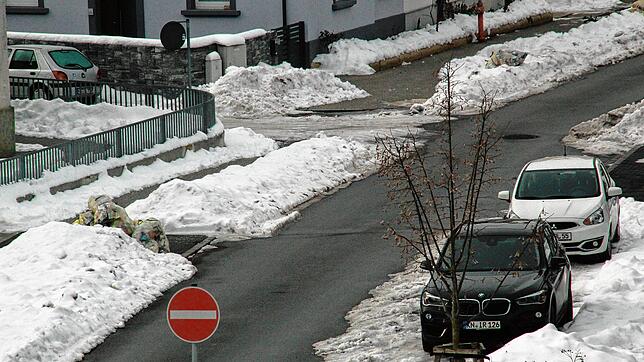 Schneeberge beginnen zu tauen und Gelbe Säcke erscheinen am Straßenrand. Wann sie abgeholt werden können, ist laut ...