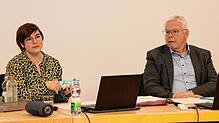 Schulsozialarbeiterin Tina Kiene (links) legte dem Gemeinderat und Bürgermeister Wolfgang Sigrist (rechts) ihren Tätigkeitsbericht vor.