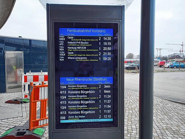 Auf der Überblicks-Digitalanzeige können sich Fahrgäste informieren, wann welcher Bus abfährt und von welchem Steig aus.