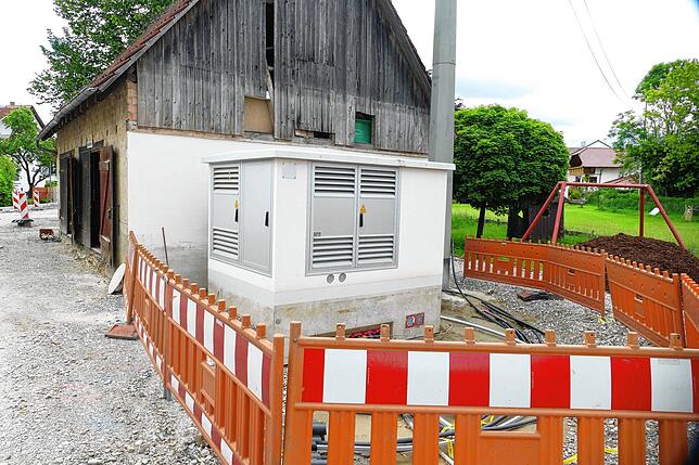 Das Trafohäuschen wurde von seinem Standort hinter dem Bürgerhaus neben den Schuppen verlegt.