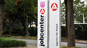 Bedürftige Menschen können Bürgergeld beantragen. Immer mehr Jobcenter berichten jedoch von auffälligen Betrugsstrukturen.