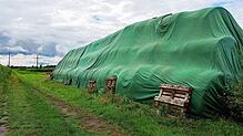 Strohballenlager wie auf diesem Symbolbild hat die Angeklagte zwischen Dezember 2023 und Januar 2025 in mehreren Fällen bewusst angezündet.