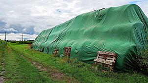 Strohballenlager wie auf diesem Symbolbild hat die Angeklagte zwischen Dezember 2023 und Januar 2025 in mehreren Fällen bewusst angezündet.