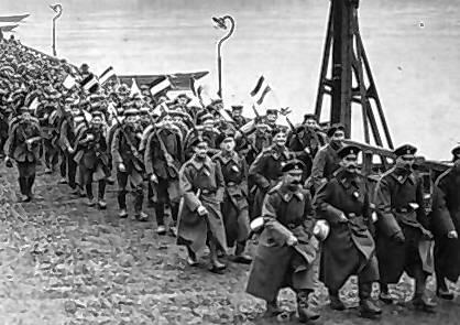 Koblenz, Soldaten überqueren Rheinbrücke Sie sahen sich nicht als Verlierer: Mit der schwarz-weiß-roten Fahne des Kaiserreichs auf dem Weg in die Heimat. Soldaten von der ...