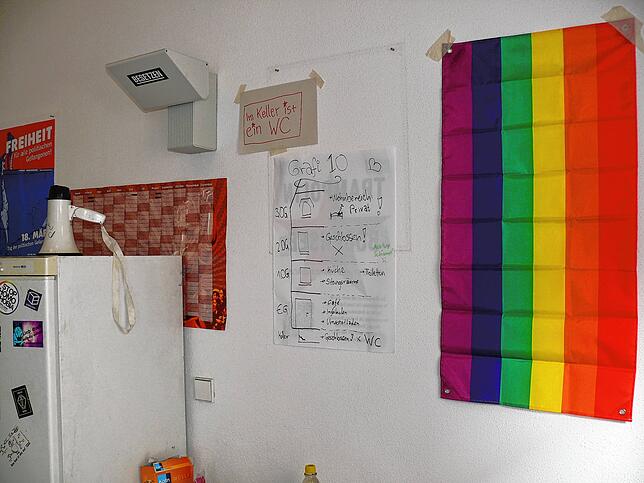Bild 4: Hausbesetzer richten sich wohnlich ein: Das Haus in Markgrafenstraße bleibt weiter besetzt