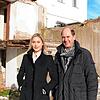 Sehen die Ruine genauso ungern wie die meisten anderen Radolfzeller: Bernhard Bihler mit Tochter Fleurine vor dem ehemaligen Hotel Viktoria.