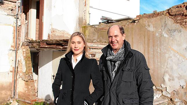 Sehen die Ruine genauso ungern wie die meisten anderen Radolfzeller: Bernhard Bihler mit Tochter Fleurine vor dem ehemaligen Hotel Viktoria.