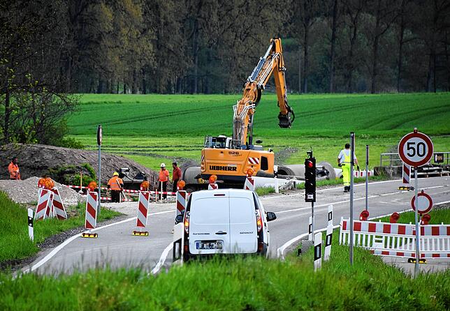 Bild 3: Da tut sich ganz schön was: Wie es auf Baustelle an der L194 läuft und woran es bei der B313-Brücke beim Rißtorf-Kreisel hakt