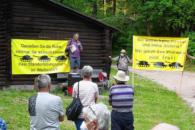 Helmut Gerlach aus Brigachtal ergriff für die betroffenen Bürger rund um den Weißwald das Wort gegen den geplanten Standortübungsplatz.