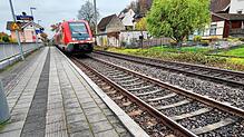 Eine RB 30 fährt am Bahnhalt in Schwörstadt ein (Symbolbild). Wegen eines kauptten Signals ist der Zugverkehr auf der Hochrheinstrecke ...
