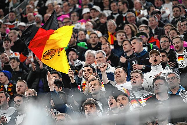 Bild 1: Wahnsinn! 3:3 nach 3:0 - DFB-Team übersteht denkwürdigen Fußball-Abend