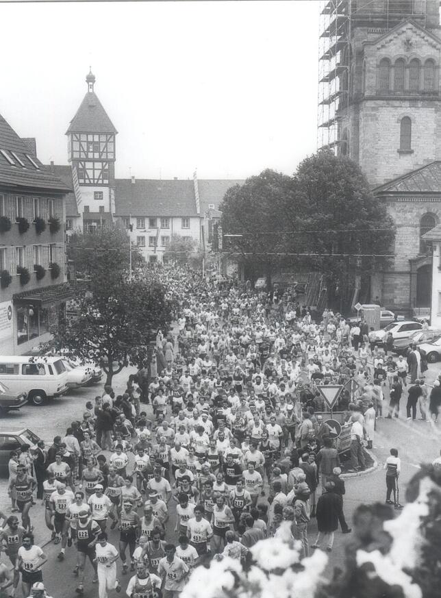 Auf die Plätzer, fertig los: Der Start des Marathons im Jahre 1971. Bild: LSG