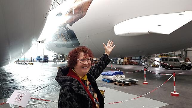 Gerlinde Kretschmann besichtigt einen der Zeppeline.