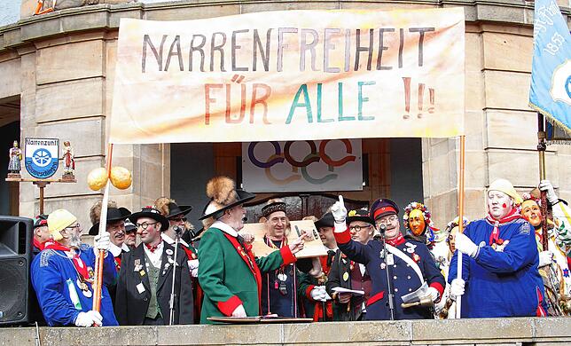 Ab sofort ist das Rathaus in Narrenhand. Thomas Ganter (links neben OB Erik Pauly im Schandbrett), und Jürgen Wintermantel (am Mikro) ...