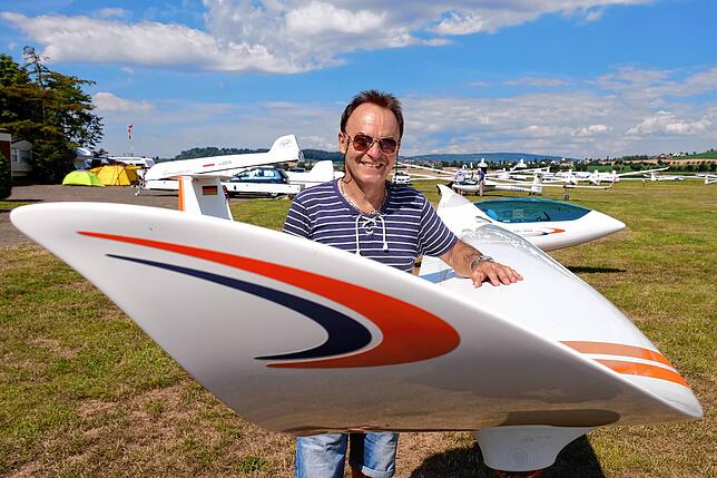 Eberhard Oser (hier mit seinem Segelflugzeug) hat das Fliegen schon zu seinem Hobby gemacht. In Hilzingen lernte er das Segelfliegen. ...