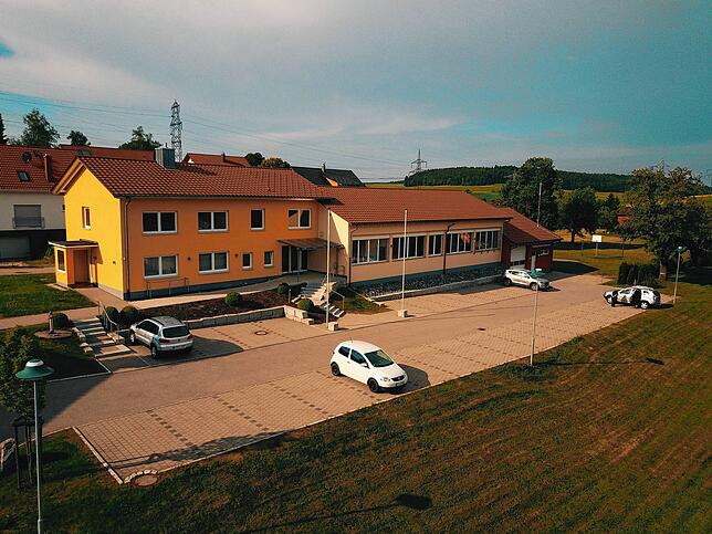 Auf das 2010 eingeweihte neue Gemeinschaftshaus mit viel Eigenarbeit und das angebaute Feuerwehrgerätehaus ist Kommingen zu Recht stolz.
