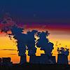 Die dampfenden Kühltürme eines Braunkohlekraftwerks in der Lausitz heben sich dunkel vor dem Abendrot ab. Der Klimawandel ist eine ...