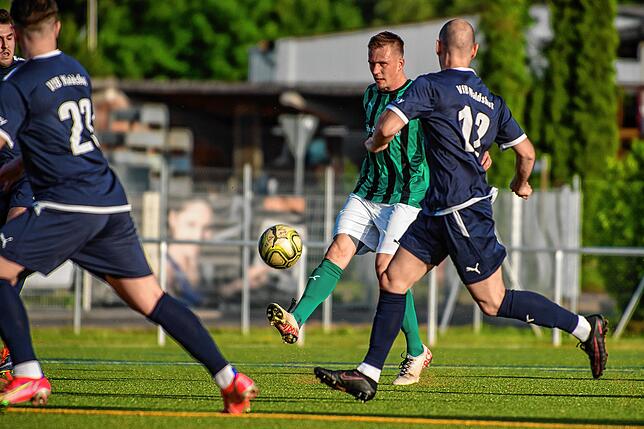 Bild 18: Titelanwärter FC Zell setzt sich mit 6:1 beim VfB Waldshut durch &ndash; und wir haben Bilder!