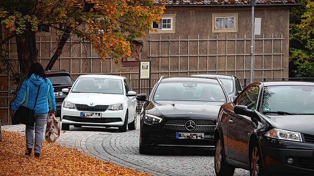Wer an der Stadtkirche als Fußgänger die Straße überqueren möchte, der braucht Geduld und muss den Verkehr genau beobachten.