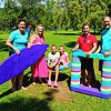 Neue Spielgeräte für das Waldshuter Freibad (von links): Christiane Maier, Vorsitzende Pro Freibad, Melanie Mallinovski, Stadtwerke ...