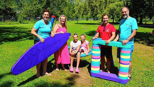 Neue Spielgeräte für das Waldshuter Freibad (von links): Christiane Maier, Vorsitzende Pro Freibad, Melanie Mallinovski, Stadtwerke ...