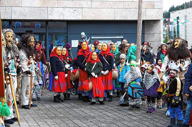 Bild 1: Unvergessliche Momente: Der Kinderumzug und Rathaussturm in Unterkirnach – Bilder des Narrensamens!