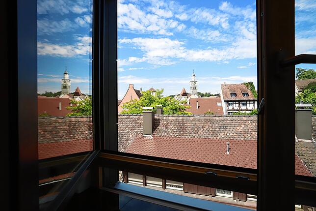 Der Blick geht vom Küchenfenster auf das Überlinger Münster.