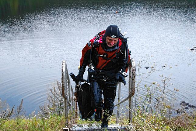 35 Kilogramm tragen die Taucher an Ausrüstung mit sich. Hier Patrick Gatti nach dem Tauchgang.