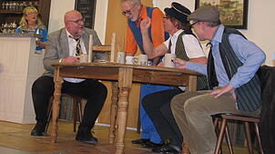 In fröhlicher Stammtischrunde (von links): Wirtin Elfi, Bauunternehmer Schadenfroh, Lehrer Nathsan Weise, Postbote Bruno Wurmeling und ...