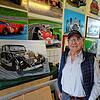 Kurt Albiez zeigt seine Werke in der eigenen Großgarage. Der 75-Jährige aus Mimmenhausen malt Automobile, gern Sport- und Rennwagen, ...