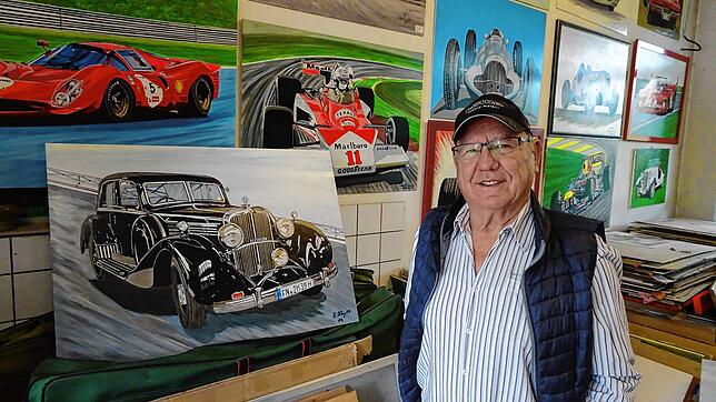 Kurt Albiez zeigt seine Werke in der eigenen Großgarage. Der 75-Jährige aus Mimmenhausen malt Automobile, gern Sport- und Rennwagen, ...