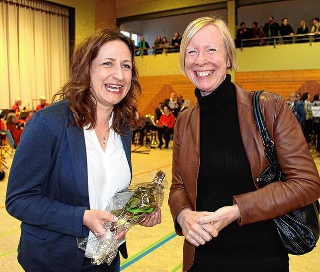 Landrätin Stefanie Bürkle (rechts) gratuliert Alexandra Kipp zum Wahlsieg.