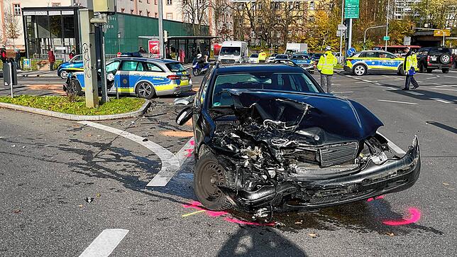 Die Unfallaufnahme läuft, der Verkehr wird umgeleitet: Am Sternenplatz ist es am Mittwoch, 20. November, zur Kollision zweier Fahrzeuge ...