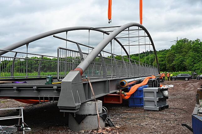 Bild 25: Brückenbau mit Nervenkitzel: Der Einbau der Neuwiesenbrücke für die Pendlerradroute P2