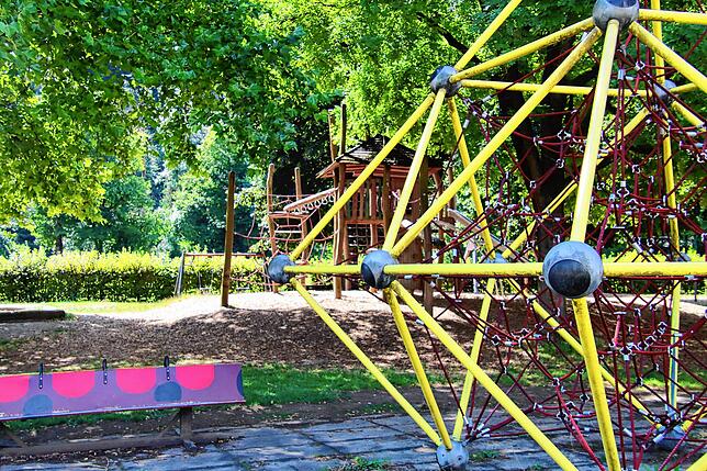 Besonders am Spielplatz ist die große Kletterturm-Landschaft mit mehreren Rutschen.